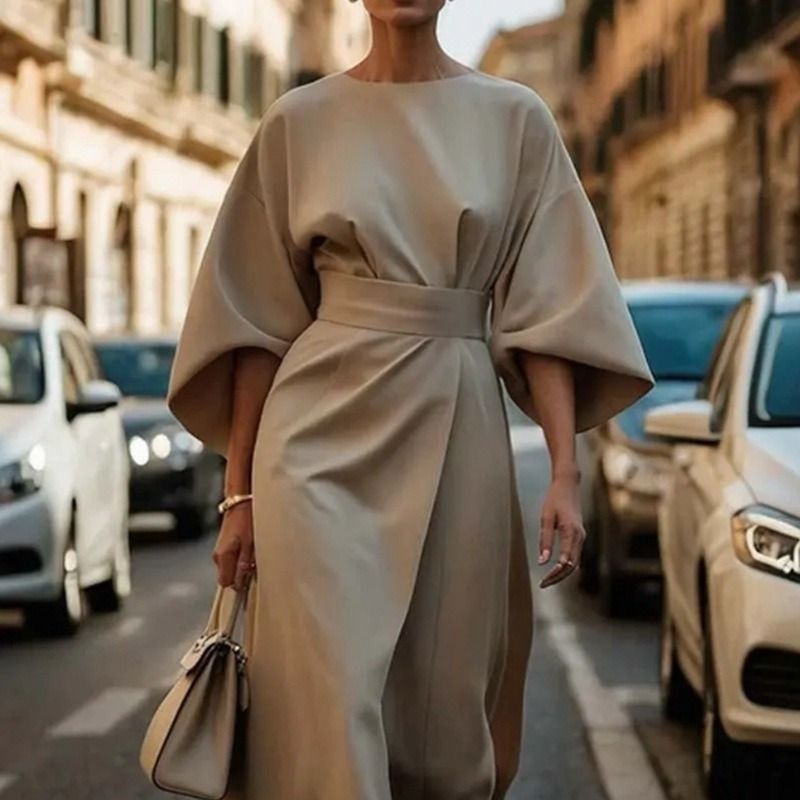 Ladies Elegant Maxi Dress with Flowing Sleeves and Chic Fitted Cut