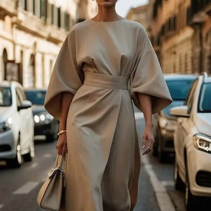 Ladies Elegant Maxi Dress with Flowing Sleeves and Chic Fitted Cut