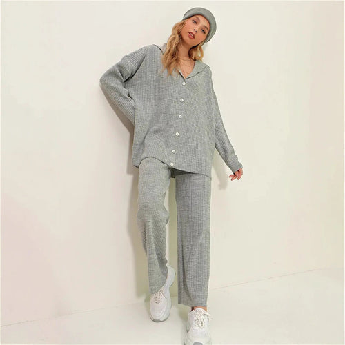 Casual outfit for women with a comfortable fit and button details Lune London