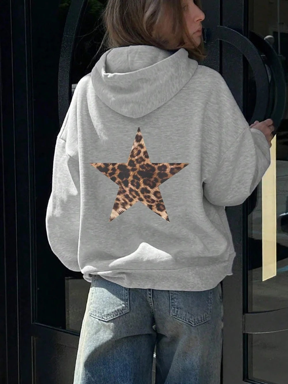 Women's hoodie with striking leopard star design Chic & Stil