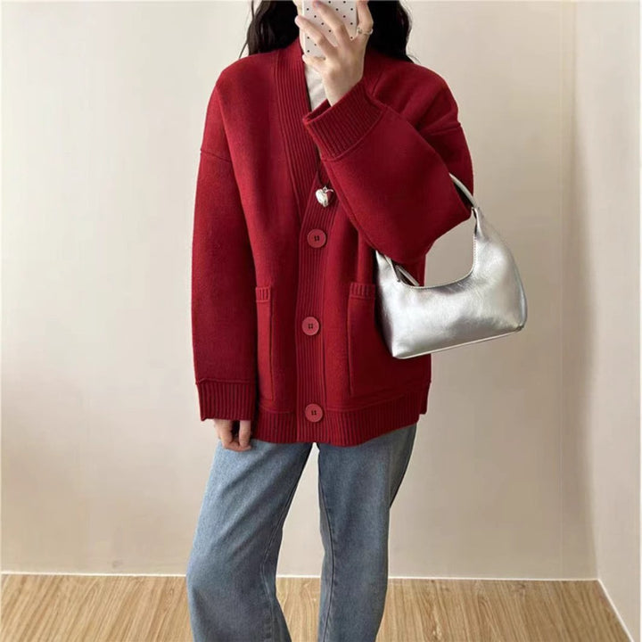 Cardigan pour femmes avec décolleté en V profond et poches pratiques Chic & Stil
