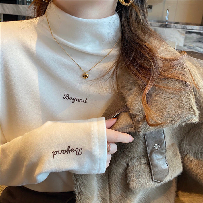 Women's turtleneck sweater with innovative lettering Chic & Stil