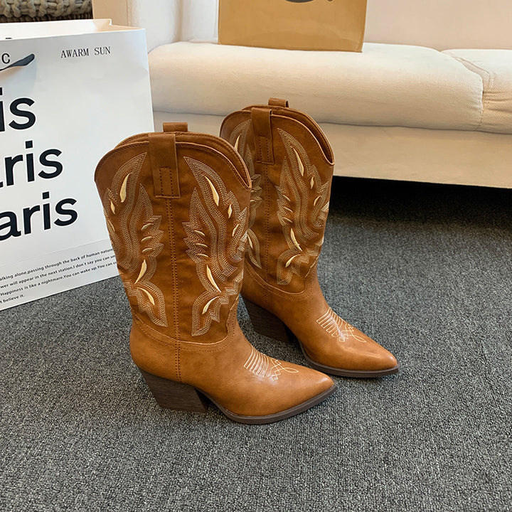 Women's cowboy boots with elegant embroidery and a modern design with wedge heel Lune London