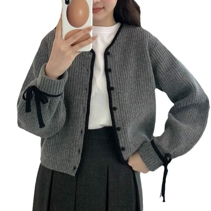 Cardigan for women with contrasting finishes at the sleeves and button placket Lune London