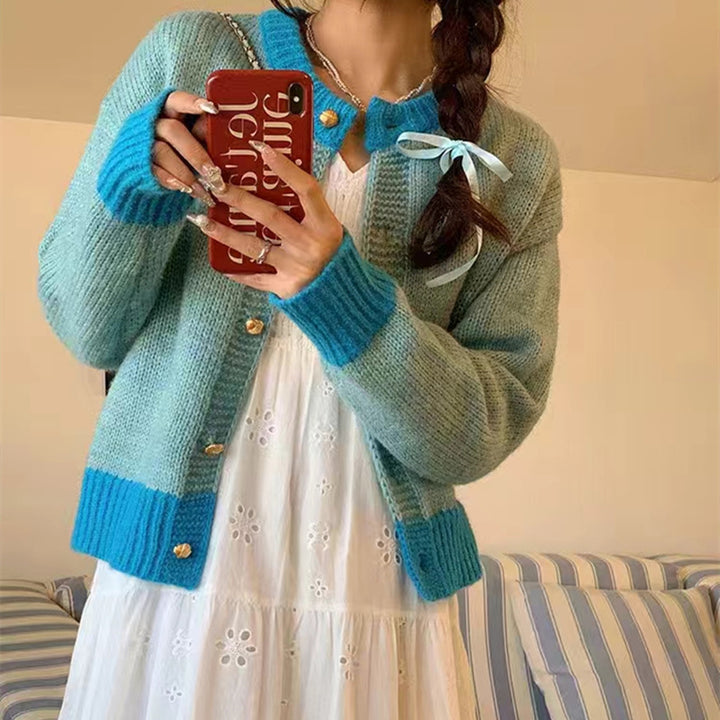Cardigan pour femmes avec des poignets contrastés et des détails de boutons Chic & Stil
