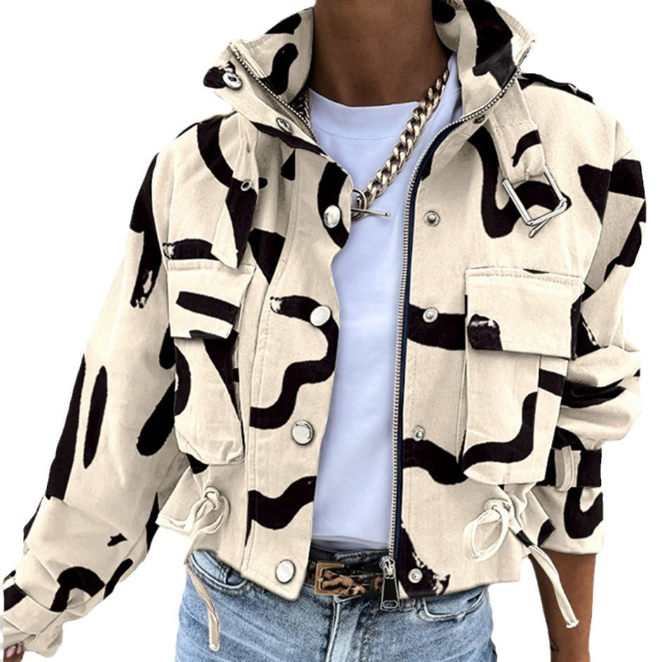Veste utilitaire cropped tendance pour femmes avec un motif unique et des poches pratiques Chic & Stil