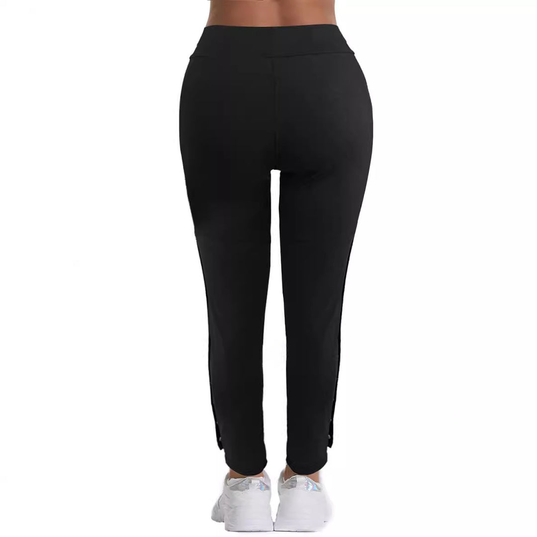 Women's sporty leisure pants with practical cargo pockets and chic button details.