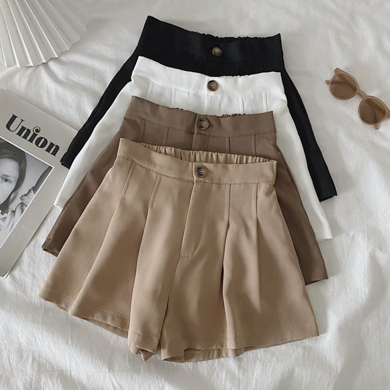 Women's elegant shorts with pleats and button detail