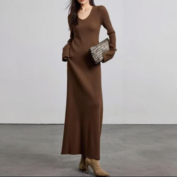 Elegant maxi dress for women with a fine ribbed structure and a chic V-neckline.