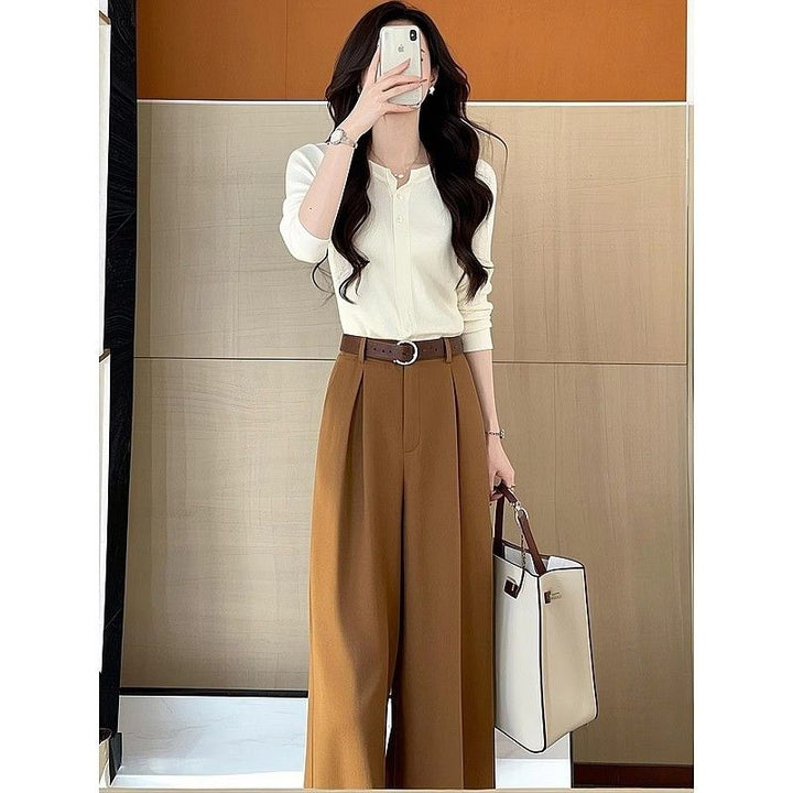 Pantalons larges taille haute pour femmes avec de fins détails de plis Chic & Stil