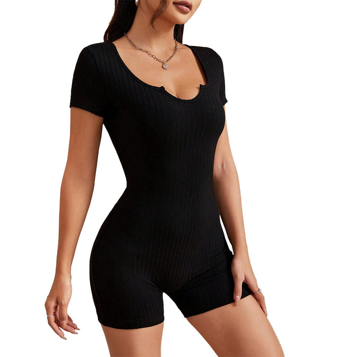 Short overall pour femmes avec un élégant col en V et une structure rib minimale Chic & Stil