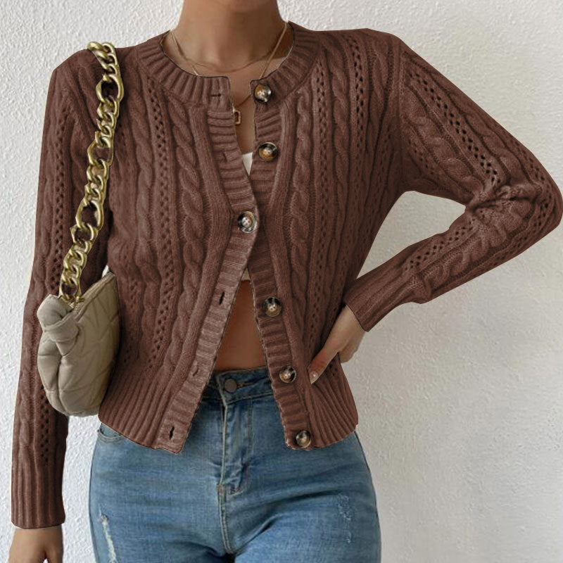 Gilet pour femmes avec un motif en câble de haute qualité et des boutons brillants Chic & Stil