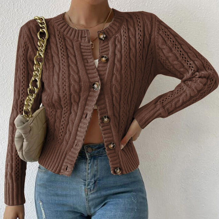 Gilet pour femmes avec un motif en câble de haute qualité et des boutons brillants Chic & Stil