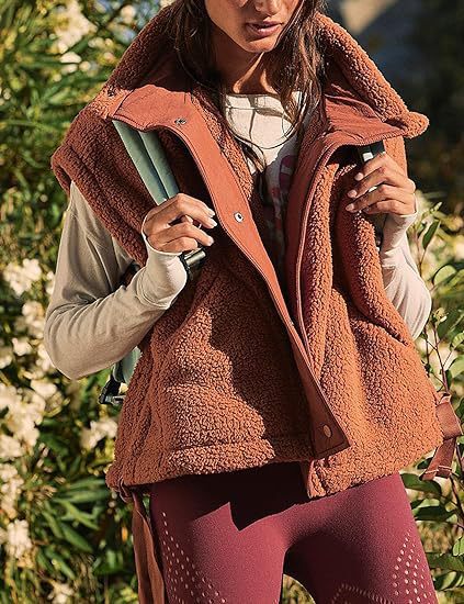 Women’s fleece cardigan with practical pockets and innovative design Lune London