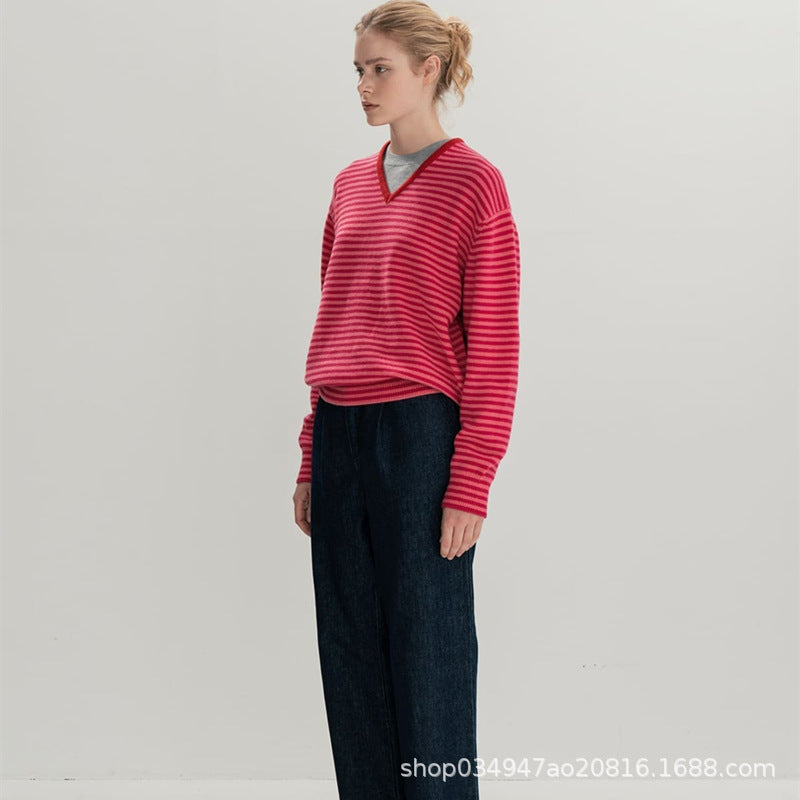 Pull fin à col en V pour femmes avec des motifs à rayures Chic & Stil