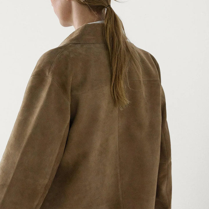 Veste courte féminine à la mode avec poches poitrine pratiques et boutons cousus Chic & Stil