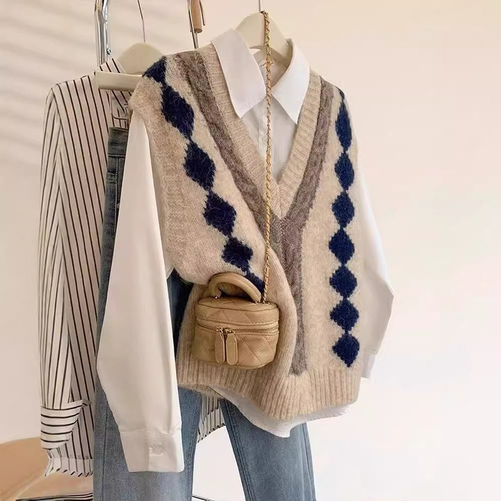 Knit sweater for women with V-neck and geometric pattern Lune London
