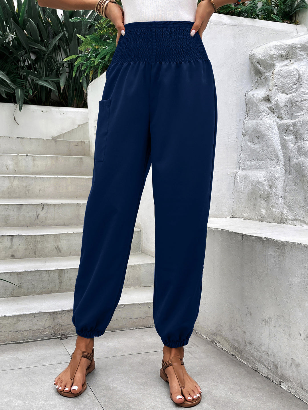 High-waisted leisure trousers for women with elastic waist and practical side pockets Chic and Style