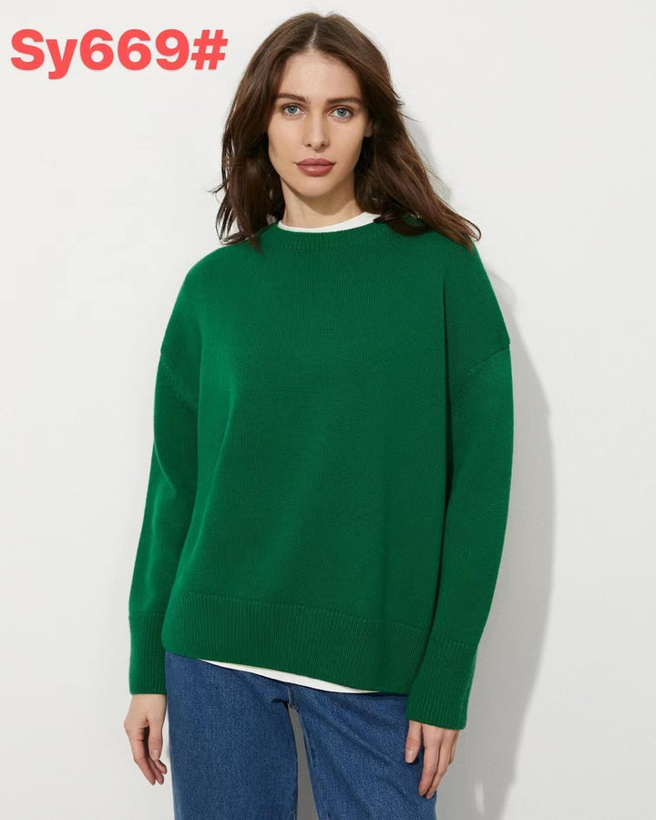 Cozy fine-knit sweater for women with a loose fit and a round neckline Lune London