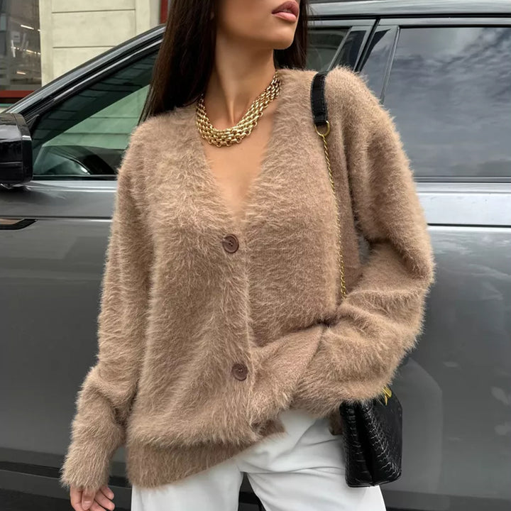 Cardigan pour femmes confortable avec col en V et manches douces Chic & Stil