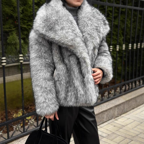 Elegant women's faux fur jacket with voluminous collar and zippered pockets Lune London