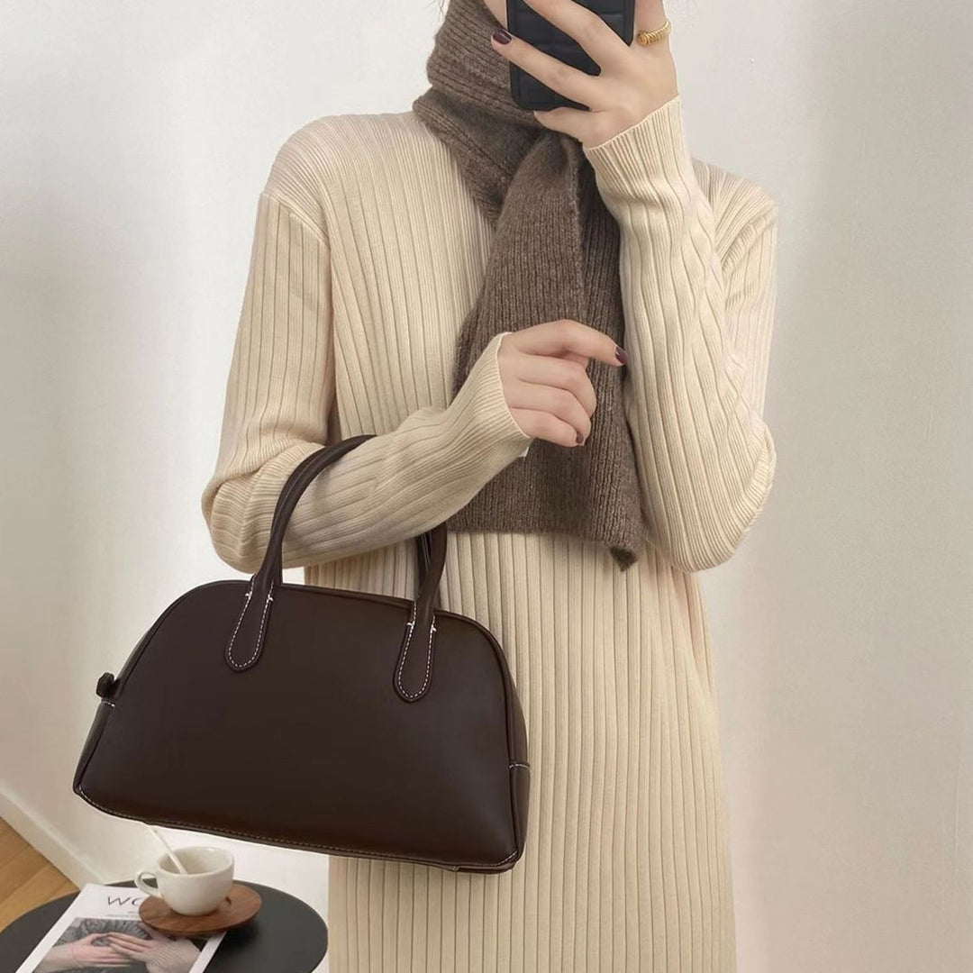 Robe tricotée à manches longues pour femmes avec un design en côtes texturé et un ourlet duveteux