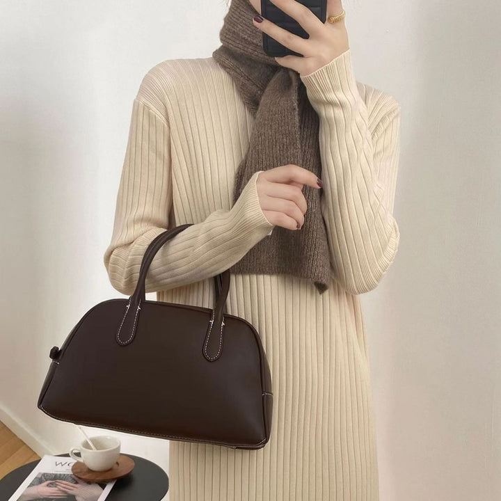 Robe tricotée à manches longues pour femmes avec un design en côtes texturé et un ourlet duveteux