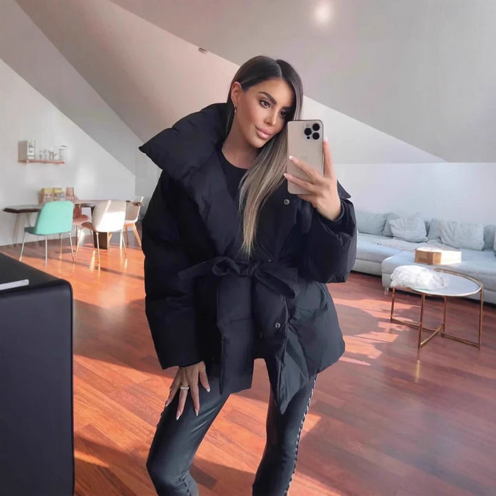 Veste matelassée tendance pour femmes avec large col et ceinture à la taille Lune London