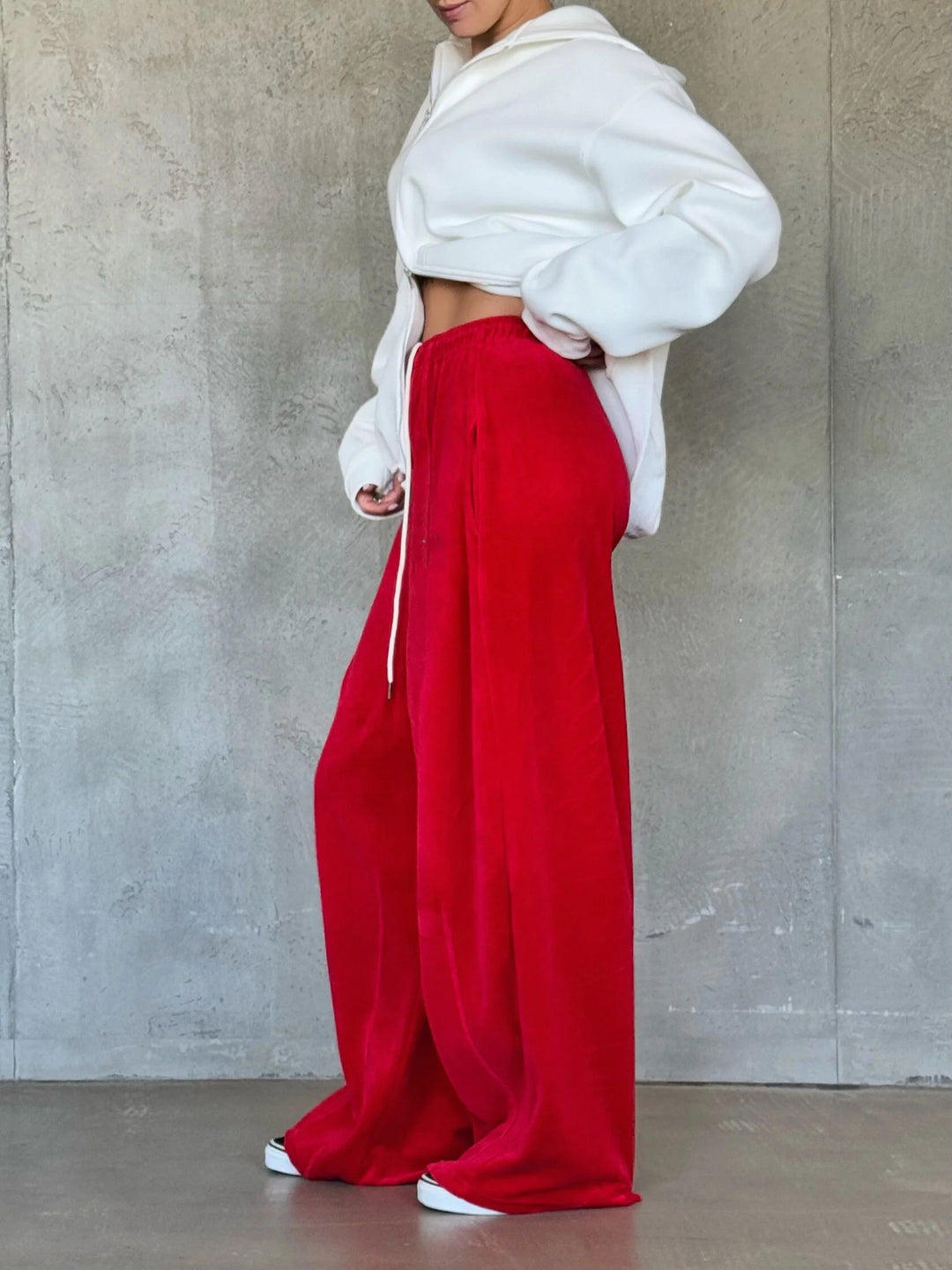Wide velvet pants for women with elastic waist and practical side pockets Lune London