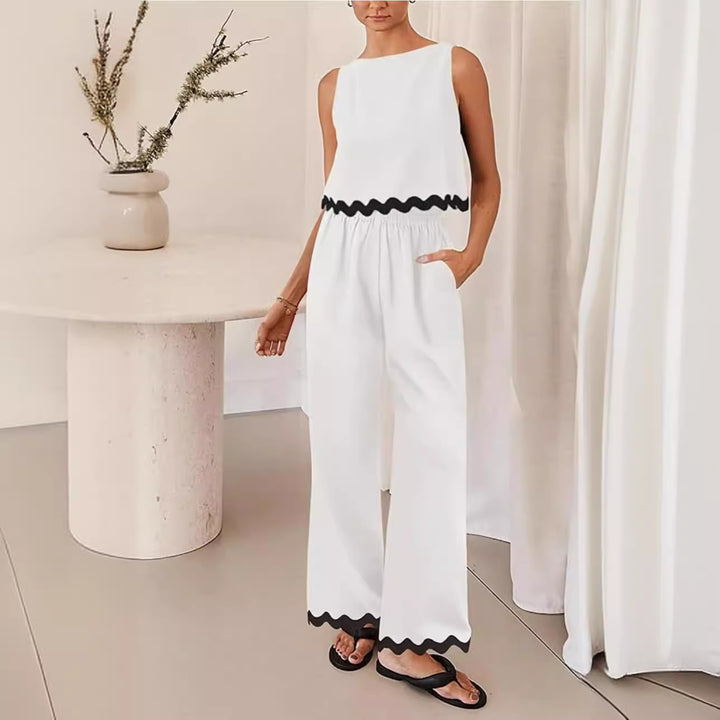 Women elegant lounge outfit with loose fit and decorative wavy finishes Chic und Stil