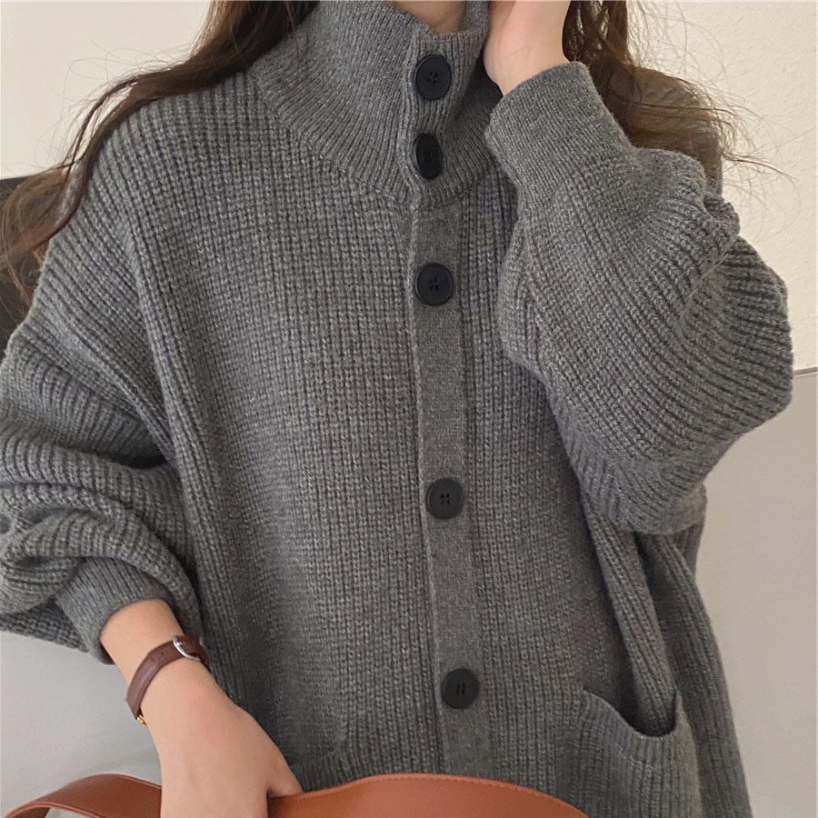 Manteau en tricot pour femmes avec grandes poches et détail de bouton Chic & Stil