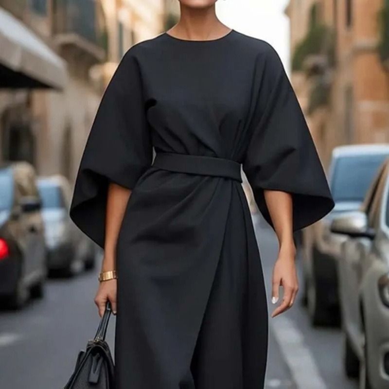 Ladies Elegant Maxi Dress with Flowing Sleeves and Chic Fitted Cut