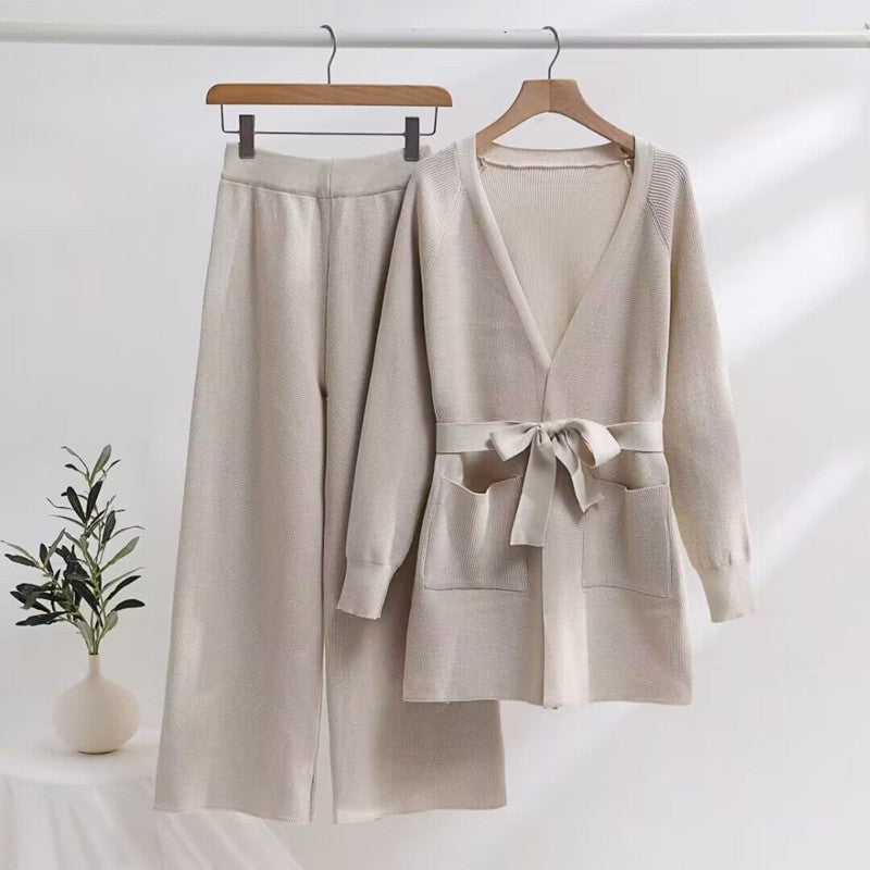 Fashionable women's knit lounge set with tied belt and practical pockets Lune London