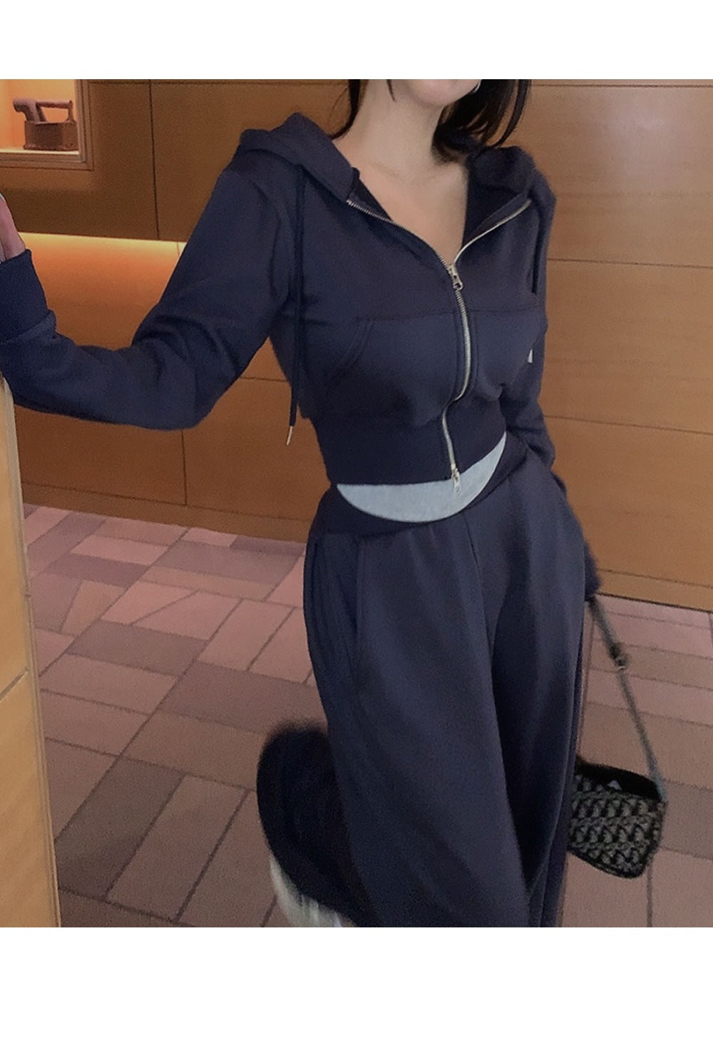 Ensemble féminin à la mode et confortable avec veste courte et pantalon élastique Chic & Stil