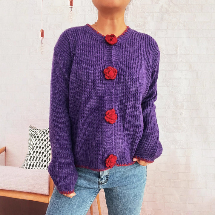 Cardigan pour femmes avec des détails de boutons floraux et un tissu texturé Chic & Stil