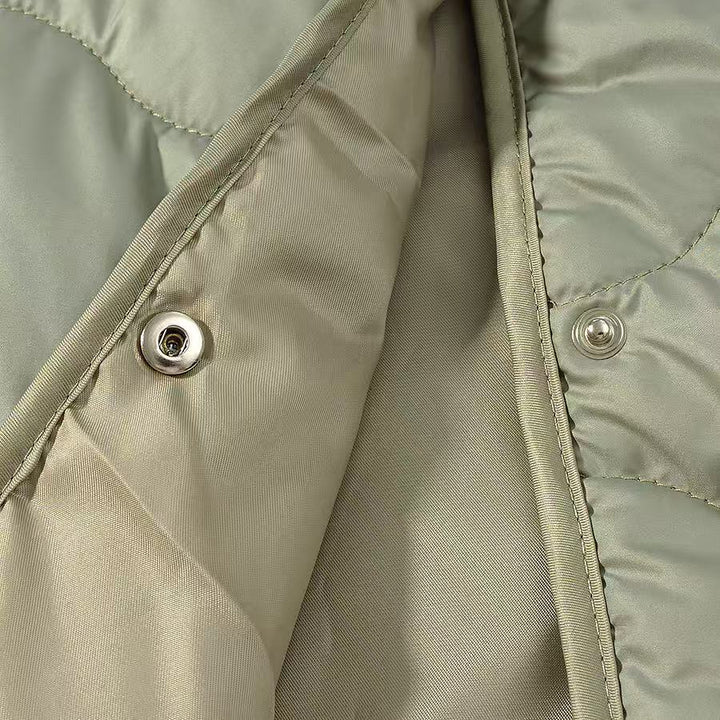 Veste de transition matelassée pour femmes avec une structure ondulée innovante et une fermeture à boutons pratique Chic & Stil