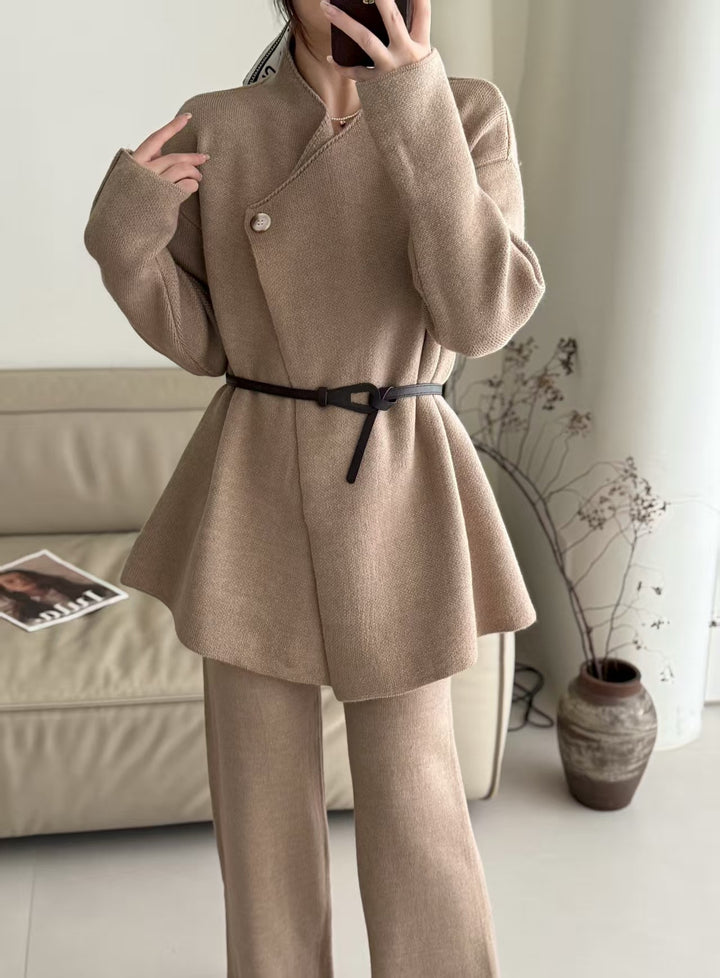 Blazer élégant pour femmes avec ceinture ajustée et texture fine Chic & Stil