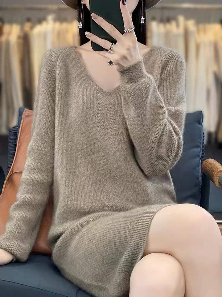 Comfortable knit dress for women with V-neck and relaxed fit Lune London