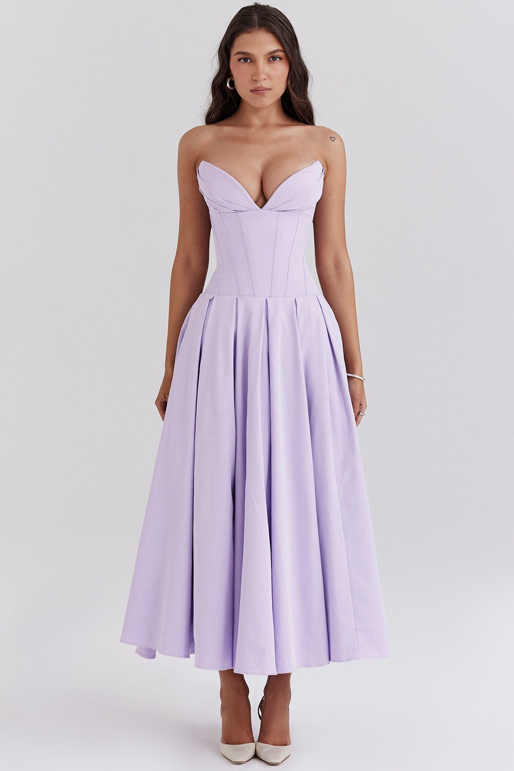 Maxi Couture Dress for women with an elegant heart neckline and a flared skirt Chic & Stil