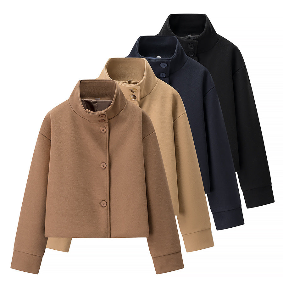 Veste courte de transition pour femme avec col haut et détails décoratifs en boutons Chic & Stil