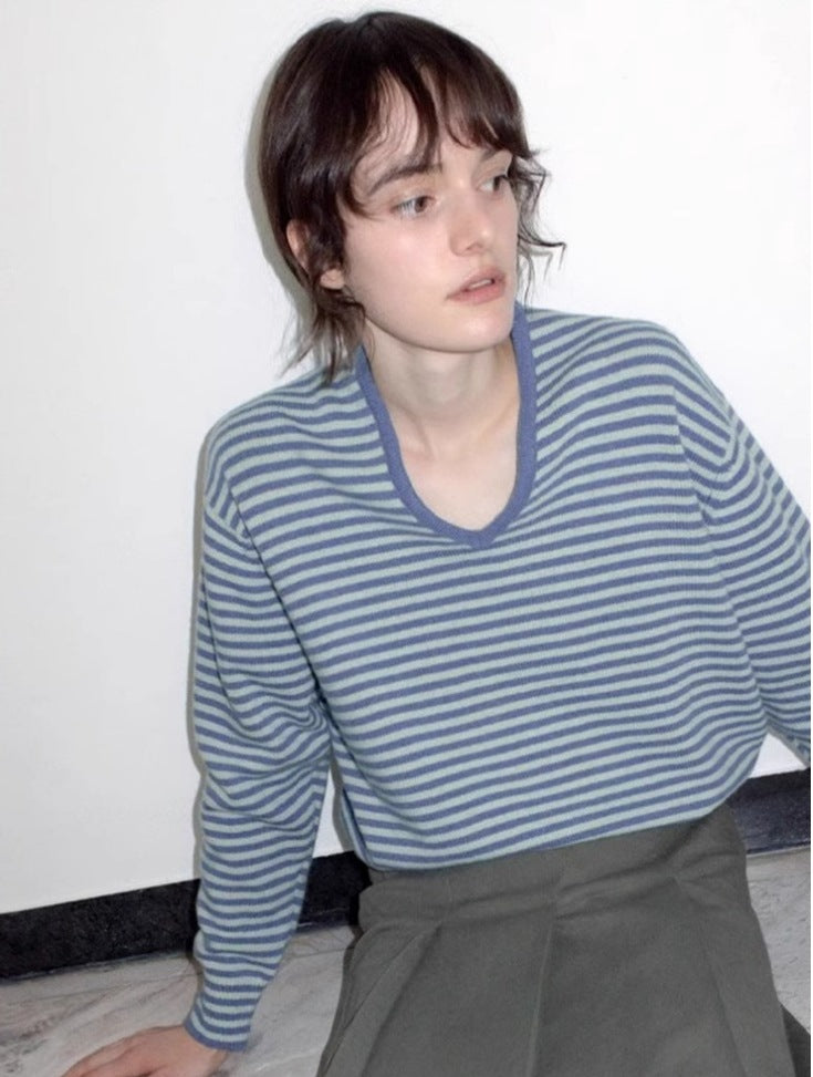 Pull rayé à col en V pour femmes Chic & Stil