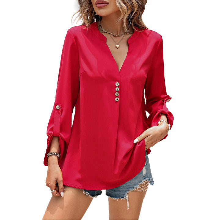 Blouse for women with stylish button details and a chic V neck collar Chic & Stil