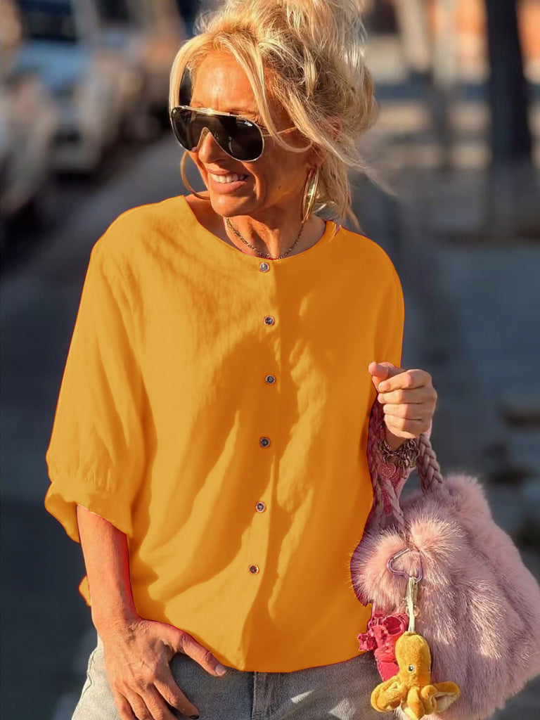 Blouse décontractée pour femmes avec manches courtes, détails de boutons et coupe ample Chic & Stil