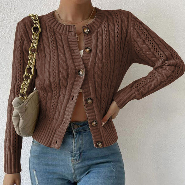 Gilet pour femmes avec un motif en câble de haute qualité et des boutons brillants Chic & Stil