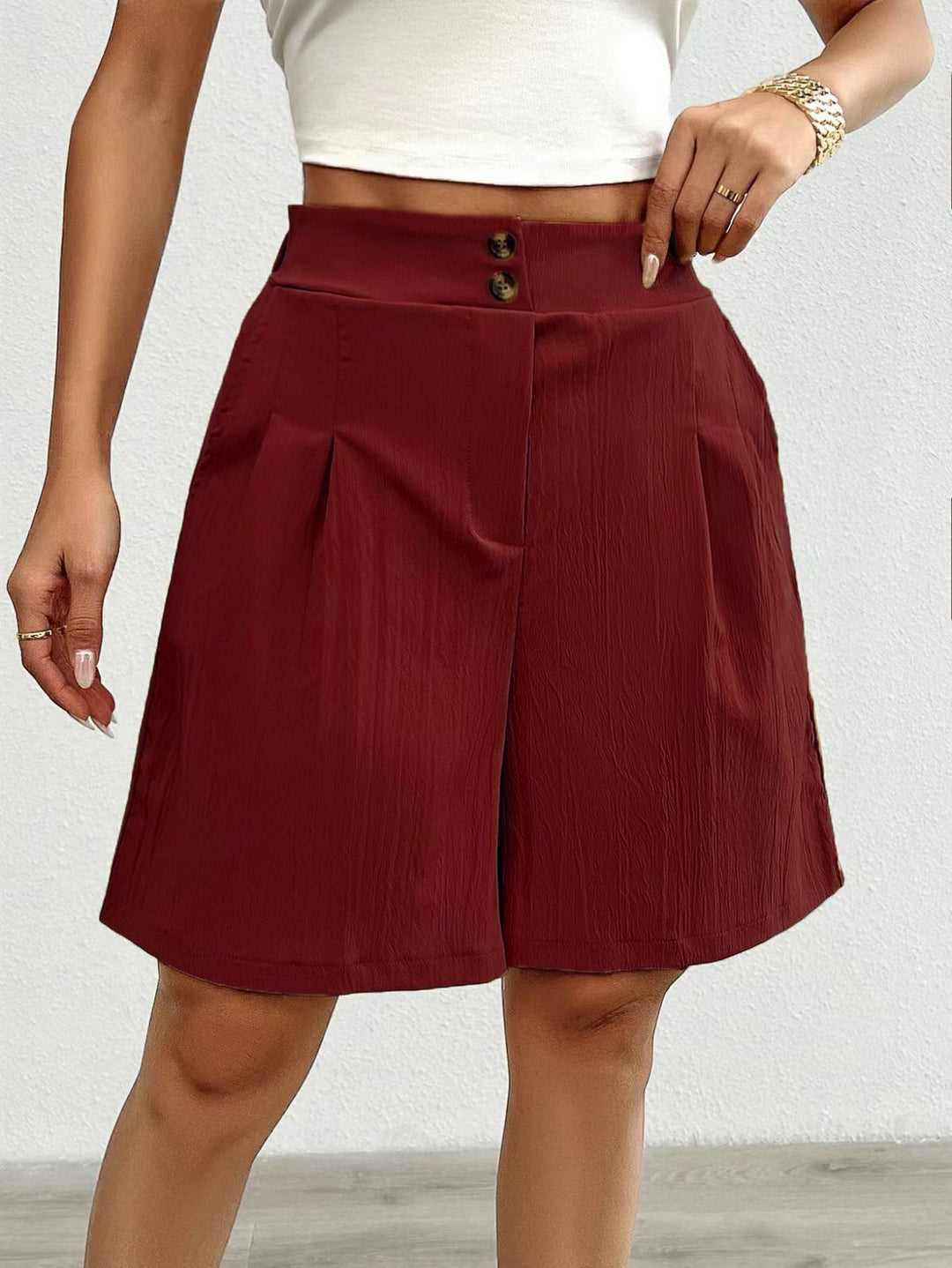 Lune London Elegant women's shorts with button closure and pleated design