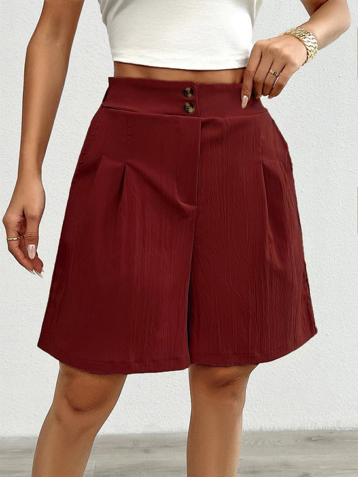 Lune London Elegant women's shorts with button closure and pleated design