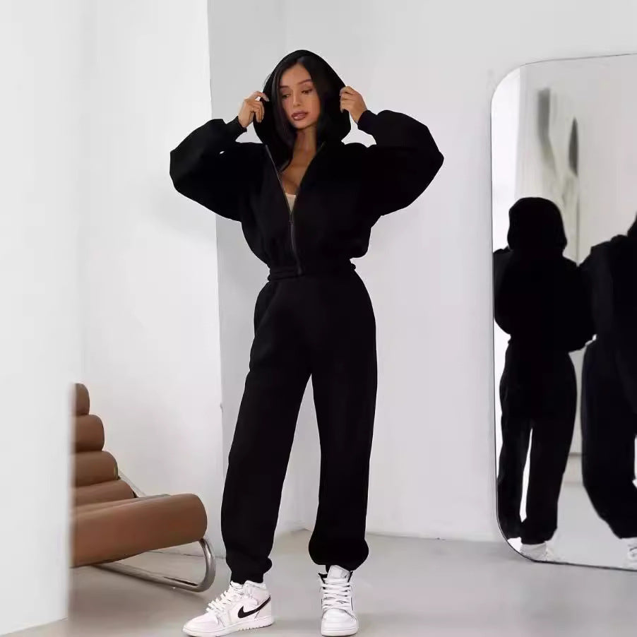Women sporty crop top and comfortable jogger pants Lune London