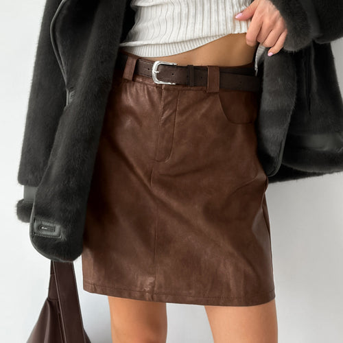 Faux leather skirt for women with a trendy cut and practical pockets Lune London