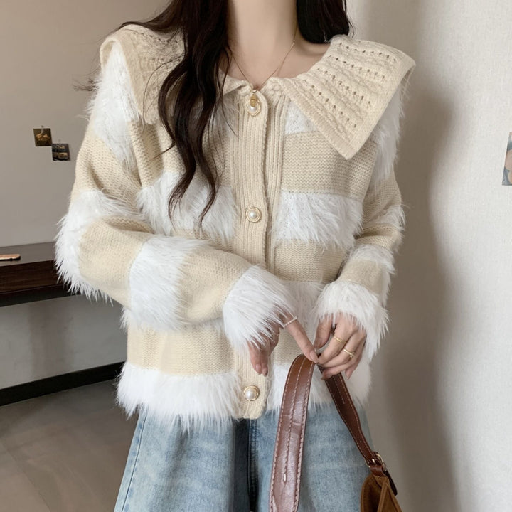 Cardigan pour femmes avec col tressé et appliqués en fausse fourrure Chic & Stil