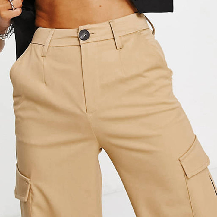Women's cargo pants with practical side pockets and a casual fit Chic & Stil